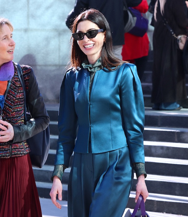 Anne Hathaway alle Nazioni Unite con completo Giorgio Armani e borsa viola