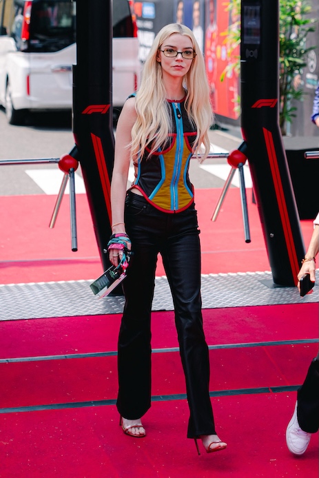 Anya Taylor-Joy al Gran Premio del Giappone con corsetto vintage colorato e pantaloni in pelle nera