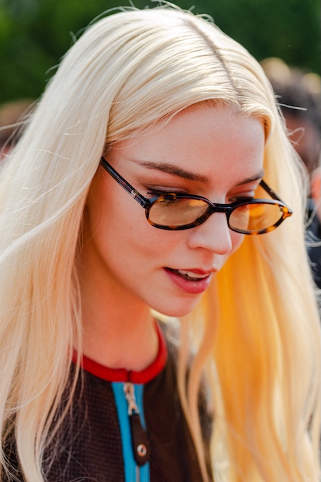 Anya Taylor-Joy primo piano con occhiali ovali e corsetto vintage al Gran Premio del Giappone