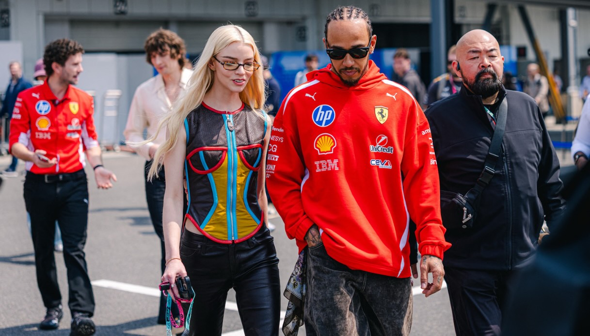 Anya Taylor-Joy nel paddock del Gran Premio del Giappone con corsetto vintage e pantaloni in pelle accanto a Lewis Hamilton