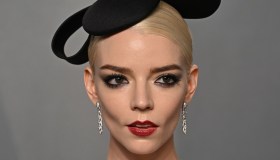 Anya Taylor-Joy al Gran Premio con il corsetto vintage d’archivio (quasi impossibile da trovare)