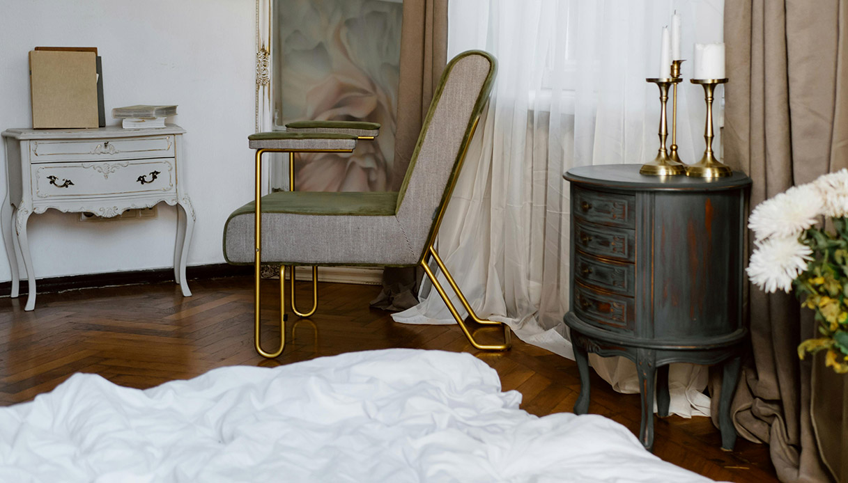 camera con arredi vintage e comodino decorato stile parigino