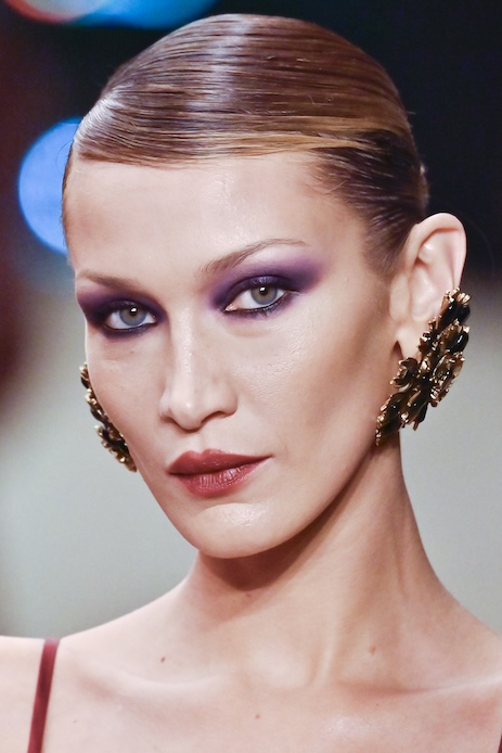 Bella Hadid alla Paris Fashion Week 2026 con smokey eyes viola e capelli raccolti