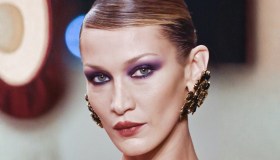 Bella Hadid torna in passerella dopo lo stop per la malattia, il look alla Paris Fashion Week 2026