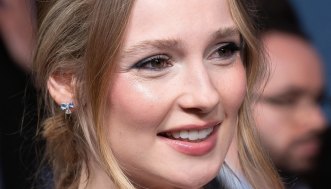 Bridgerton 5, svelata la nuova coppia dopo Sophie e Benedict. Cosa cambia dai libri