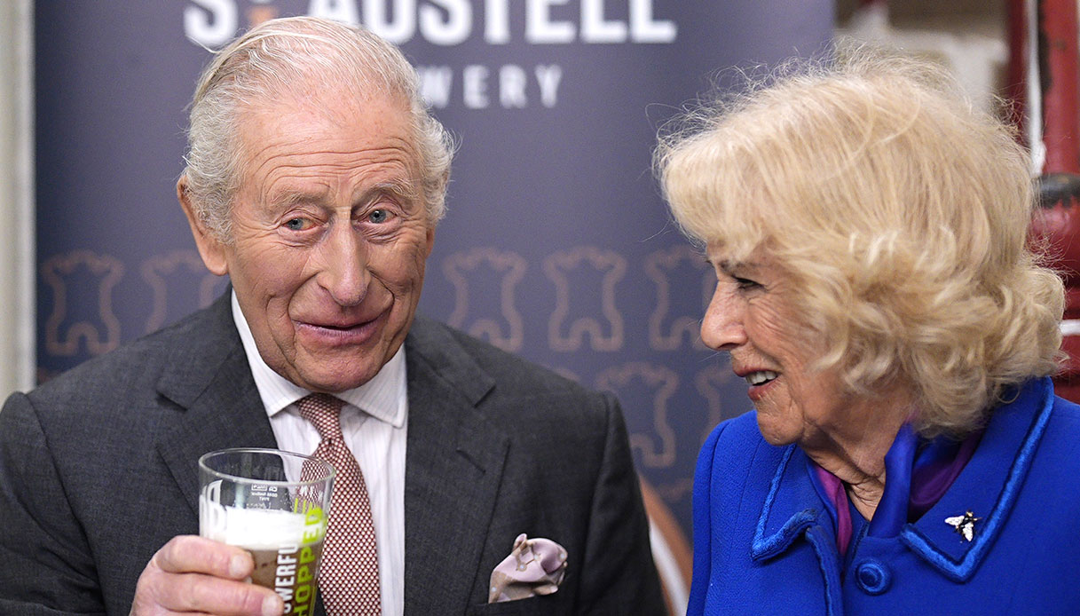 Re Carlo ignora Camilla e lei lo strattona: il gesto poco elegante