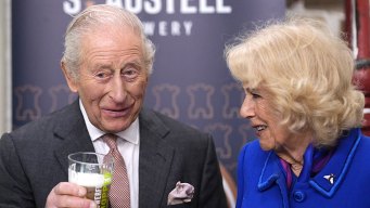 Re Carlo ignora Camilla e lei lo strattona: il gesto poco elegante