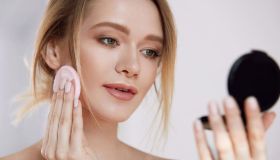 Abbiamo trovato la cipria trasparente che opacizza la pelle e fa durare il make-up tutto il giorno