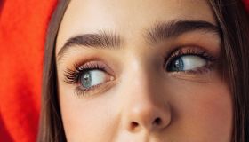 Le tue sopracciglia non temeranno più acqua o sudore con questa ”colla” waterproof dalla durata di 24 ore