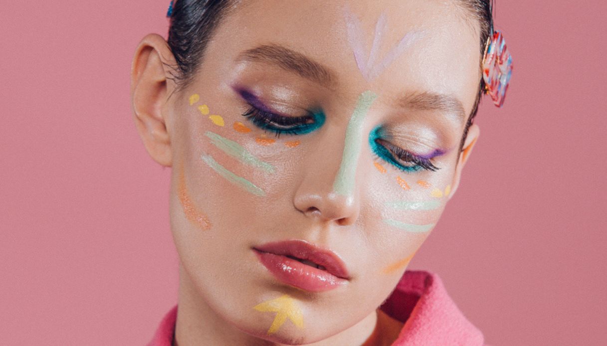 Abbiamo trovato la soluzione alternativa, e definitiva, al fondotinta. Si chiama color corrector e perfeziona la pelle del viso in 30 secondi