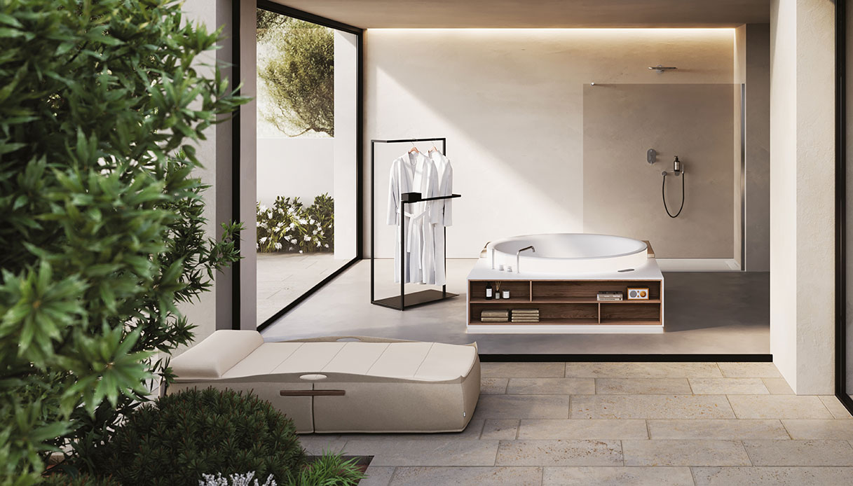 Vasca freestanding Aretusa di Disenia con vano contenitivo integrato in bagno moderno e luminoso
