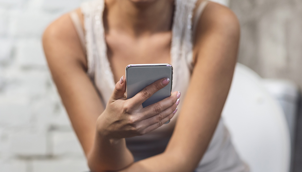 Emorroidi, l’abitudine che non t’aspetti aumenta il rischio: non usate lo smartphone sul water