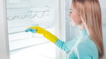 Pulire il frigorifero col trucco della pellicola sui ripiani