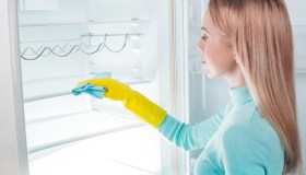 Pulire il frigorifero col trucco della pellicola sui ripiani