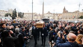Funerali Enrica Bonaccorti, l’ultimo commosso saluto degli amici e “la lontananza” di Renato Zero