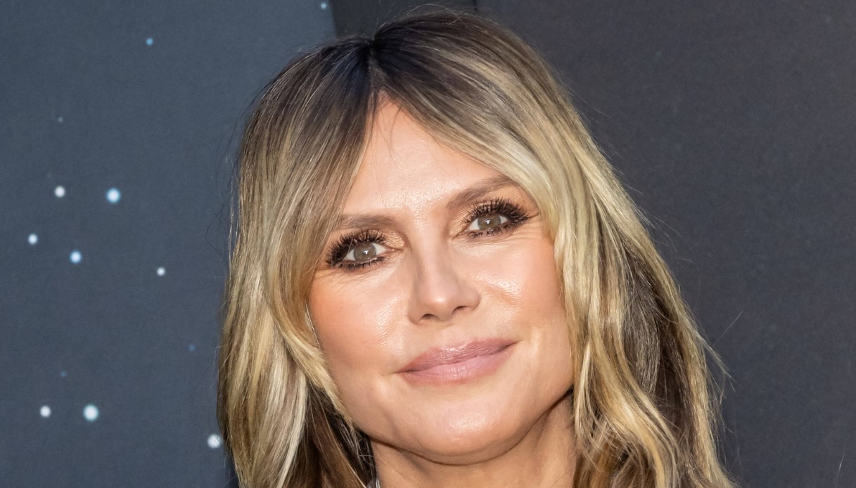 Heidi Klum accende Manhattan: pumps rosse e trench in perfetto match