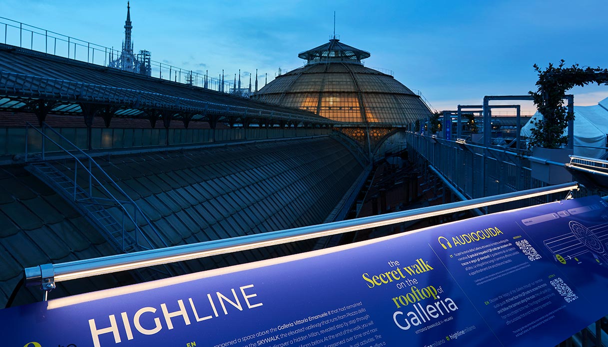 passerella panoramica highline milano sopra la galleria vittorio emanuele al tramonto