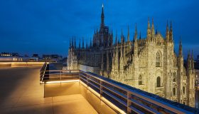 Highline Milano la Secret Walk tra i tetti della città illuminata dal design