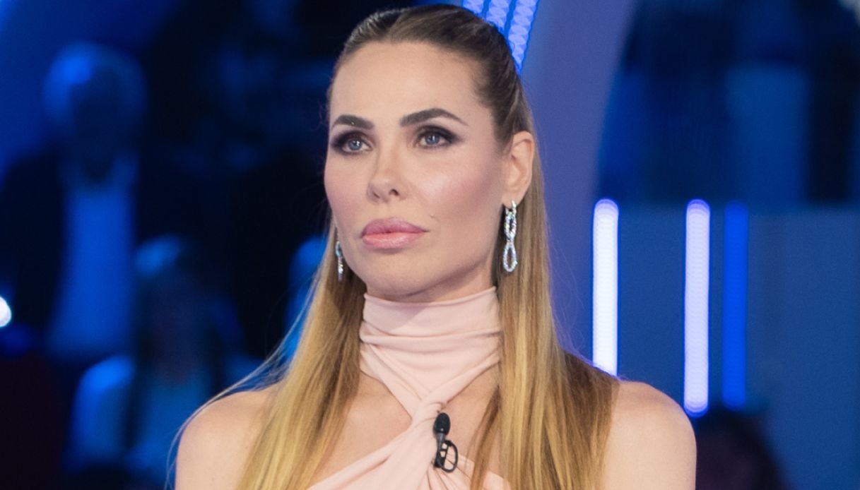 Grande Fratello Vip, Ilary Blasi dà l'annuncio. Poi la battuta su Totti: "Ero esperta"