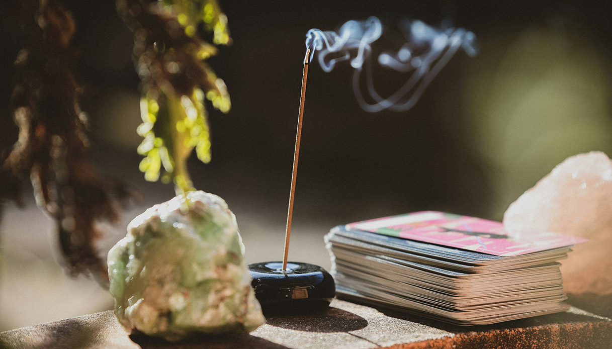 incenso acceso in casa per purificare l&rsquo;ambiente e creare un&rsquo;atmosfera rilassante primaverile