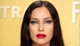 Irina Shayk fa dimenticare i look di Sanremo, in versione Hollywood risplende