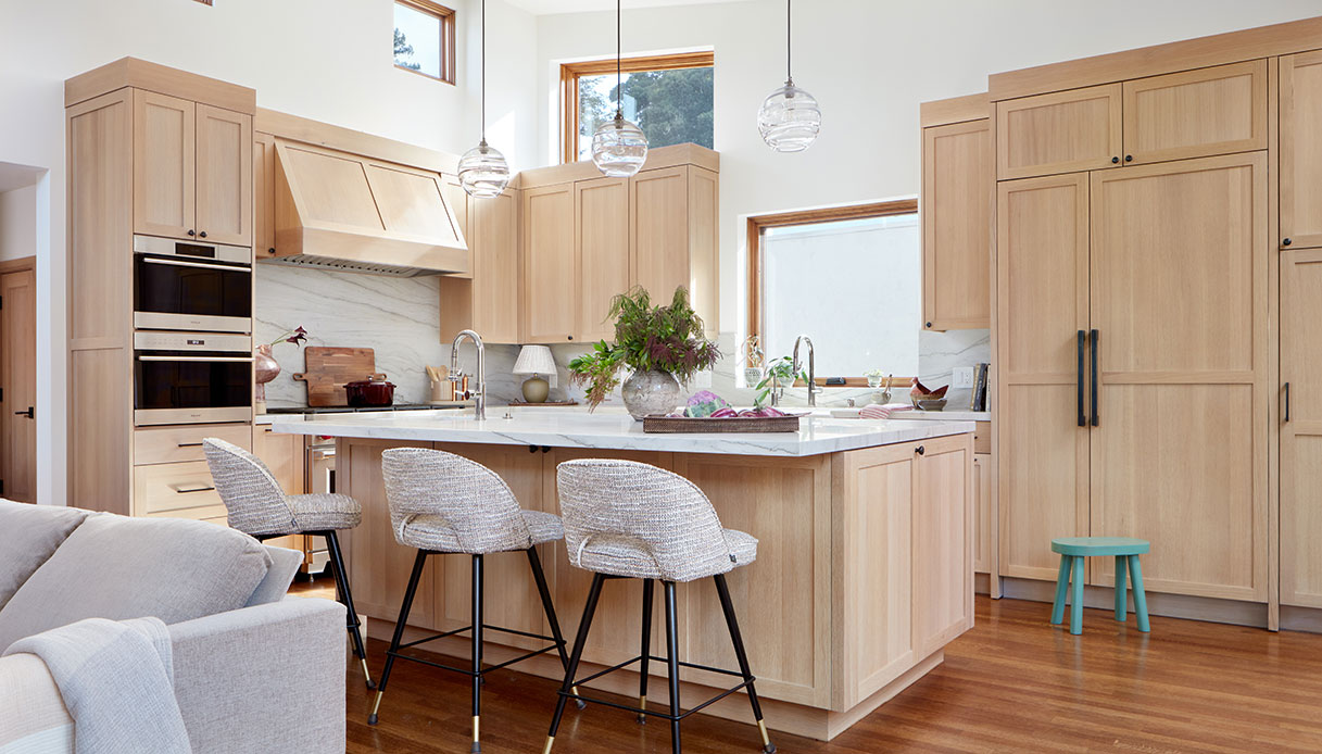 Isola cucina con sgabelli e lampade a sospensione in vetro