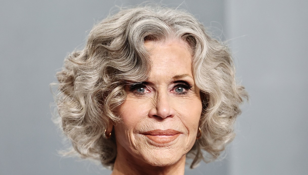 Jane Fonda agli Oscar, abito glitter aderente e diamanti a 88 anni