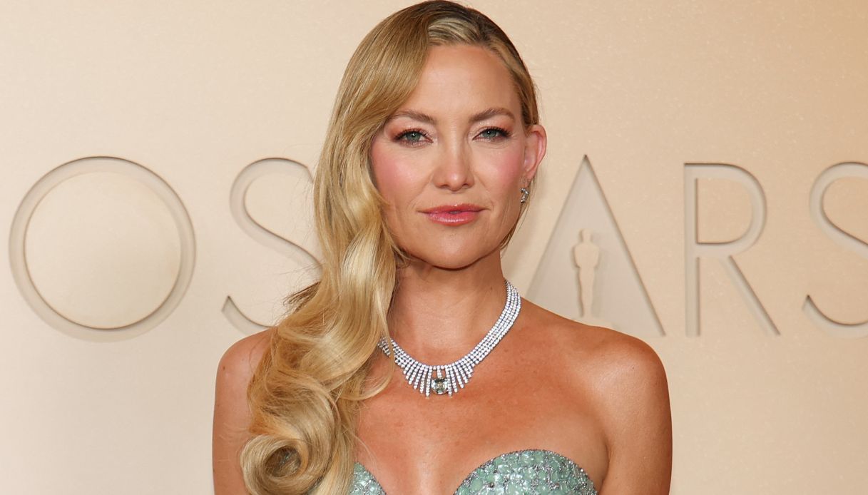 Kate Hudson agli Oscar 2026 e quei capelli da fata che non riusciamo a dimenticare. Ora conosciamo il segreto per replicarli