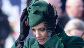 Kate Middleton, lo chignon intrecciato è voluminoso e sfiora l’incidente col cappello