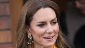 Kate Middleton, un sogno in bianco con un look da sposa e la collana di rose