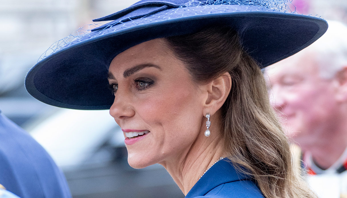 Kate Middleton, inchino a Re Carlo ma adombra la Regina Camilla