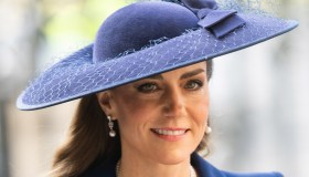 Kate Middleton al Commonwealth Day: blu navy, perle e capelli fluenti. È lei la Regina