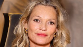 Kate Moss, a 52 anni la trasparenza più audace della Paris Fashion Week