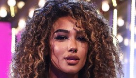 La Ruota della Fortuna, Samira Lui si lancia nel canto. Scotti: “Luigi si è fatto ricoverare”