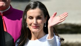 Letizia di Spagna in bianco dal Papa. Ma si dimentica la mantiglia