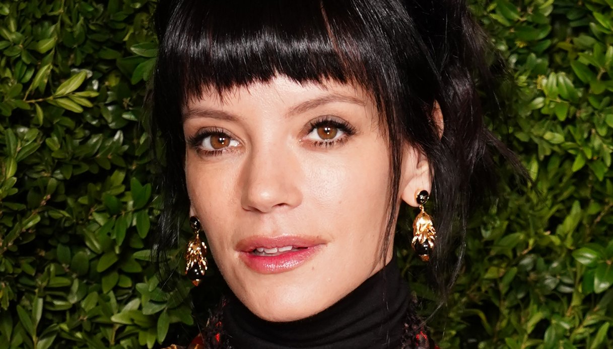 Il revenge dress di Lily Allen, che indossa i “tradimenti” dell’ex
