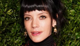 Il revenge dress di Lily Allen, che indossa i “tradimenti” dell’ex