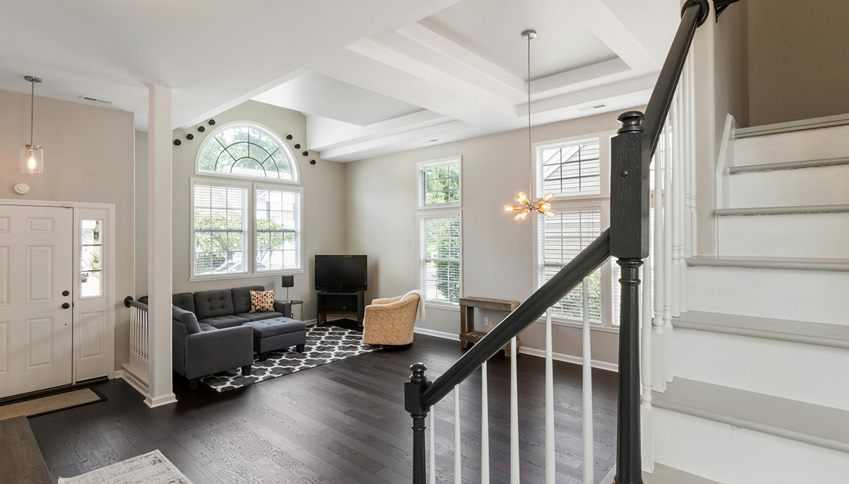 soggiorno moderno con scale e luce naturale dalle finestre