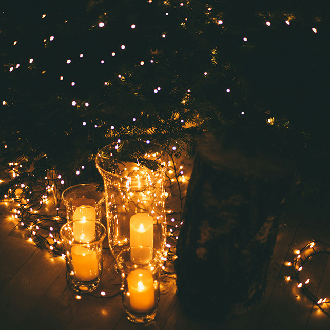 candele in lanterne di vetro con luci decorative calde per atmosfera picnic serale in terrazzo