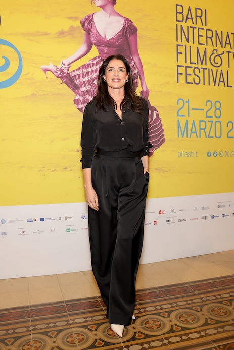 Luisa Ranieri al Bif&st Bari con camicia nera fluida e pantaloni palazzo