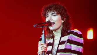 Stasera a letto tardi, anticipazioni del 3 marzo: i The Jackal accolgono Carlo Conti