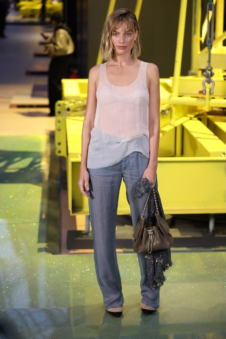 Margot Robbie con nuovo taglio bob alla sfilata Chanel alla Paris Fashion Week