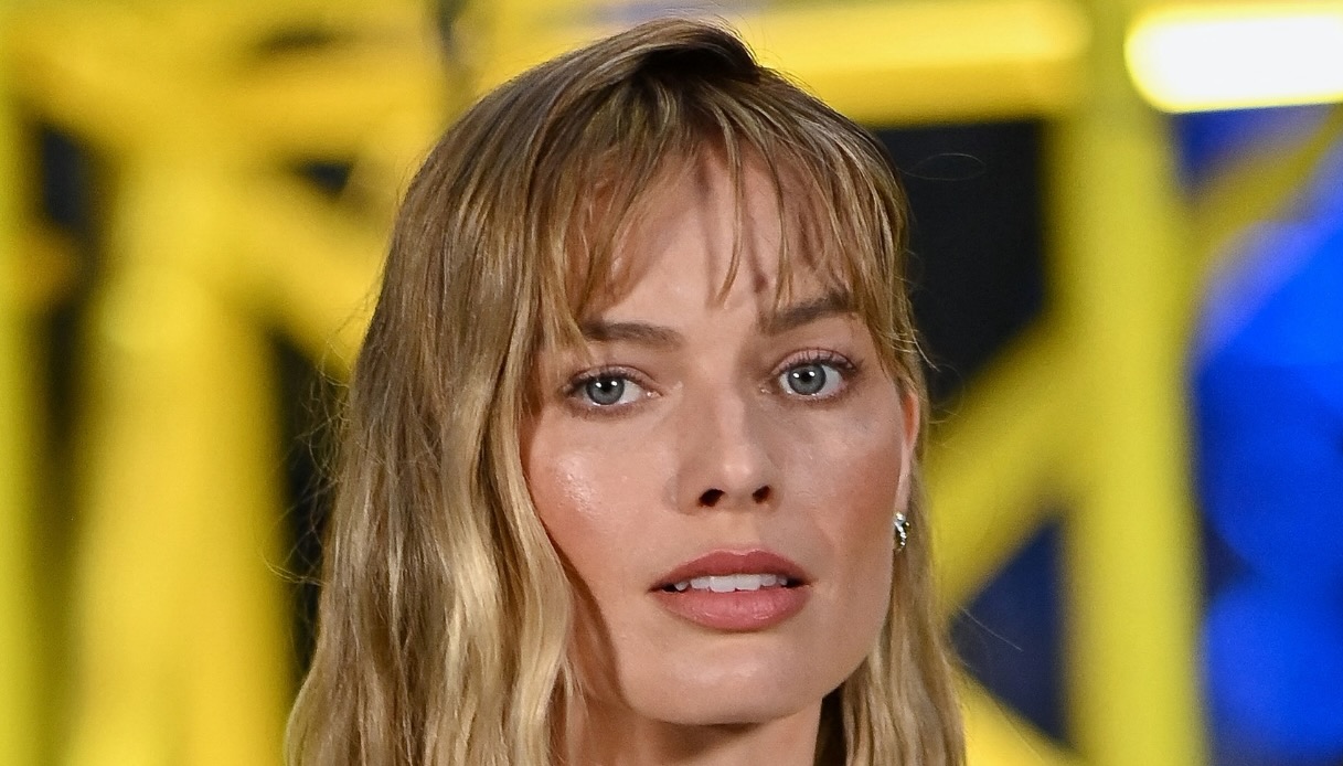 Margot Robbie, nuovo taglio e top trasparente