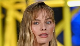 Margot Robbie, nuovo taglio e top trasparente
