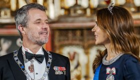 Mary di Danimarca, corpetto ricamato e spalle nude: il Re non le resiste