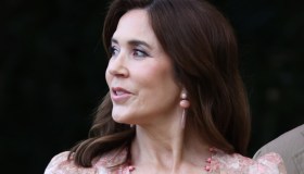 Mary di Danimarca ricicla l’abito floreale, ed è subito primavera