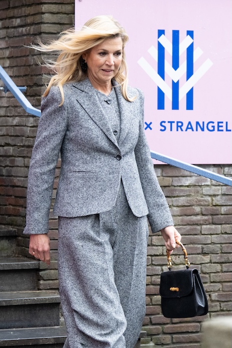 M&aacute;xima d&rsquo;Olanda ad Amsterdam con completo grigio Max Mara e borsa Gucci durante la visita alla Stichting Anne-Bo