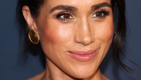 Re Carlo, Meghan Markle lascia senza fiato con l’abito proibito a Palazzo