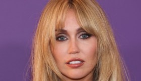 Miley Cyrus celebra Hannah Montana (a modo suo): T-shirt cult sotto il vestito silver