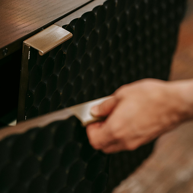 Dettaglio di mobile moderno con maniglia minimal in metallo